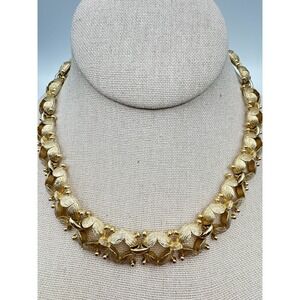 Vintage Monet Necklace Gold Tone Textured Leaf Link Articulated Collar Choker